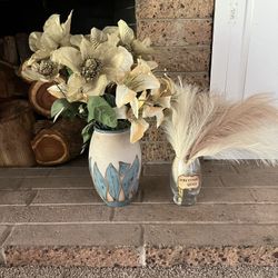 2 Vases With Flowers 