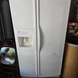 Kenmore Elite Refrigerator. Works Perfect. Has Icemaker And Water. 