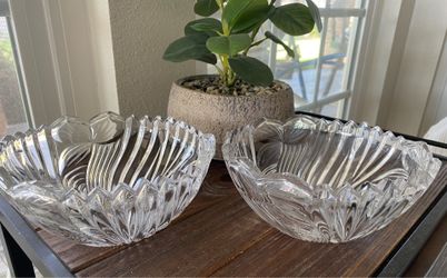 Set of 2 Clear Glass Swirl Bowls