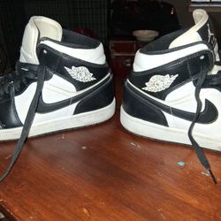 Nike AIR JORDAN 1MID PANDA 