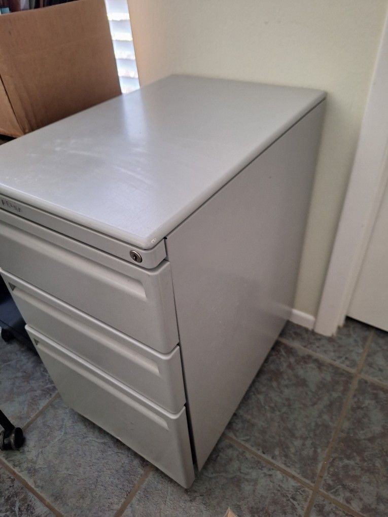 File Cabinet With Keys