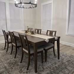 Almost Brandnew Haverty 6 Seater Table