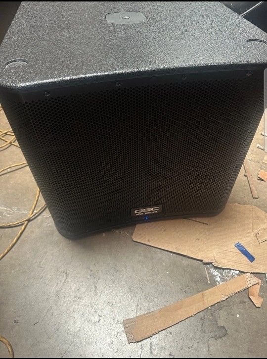 QSC KW181 1000W Powered 18 inch Subwoofer