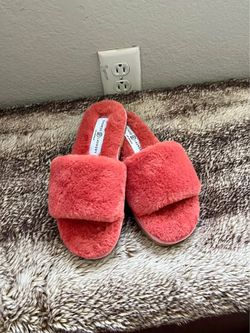Fuzzy slippers size 8 (run ver small, more like a 6-7)