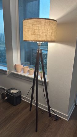 Tripod lamp