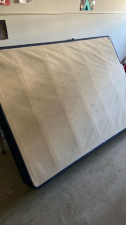 Full Size Box Spring / Bed Foundation (Blue Trim) – Great Condition
