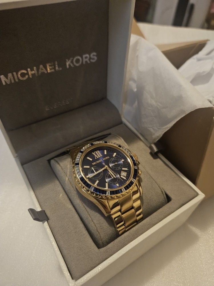 Men Micheal Kors Everest chrono stainless steel gold tone watch. Blue and white crystals