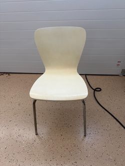 Set of 4 off-white kitchen chairs