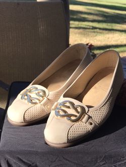 Beige with gold clip Aerosole flats