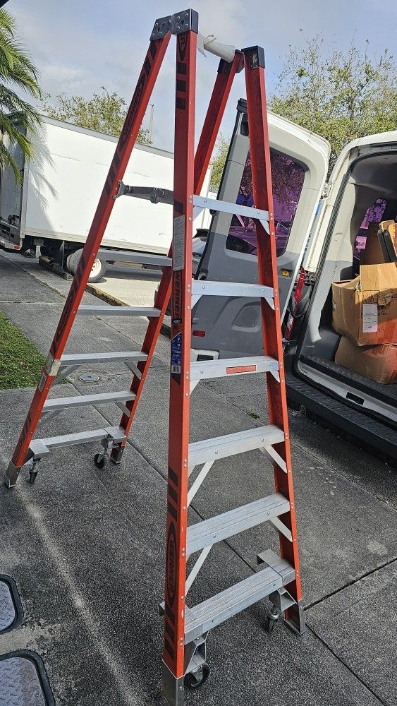 Werner 8 FOOT TWIN PLATFORM LADDER WITH WHEELS