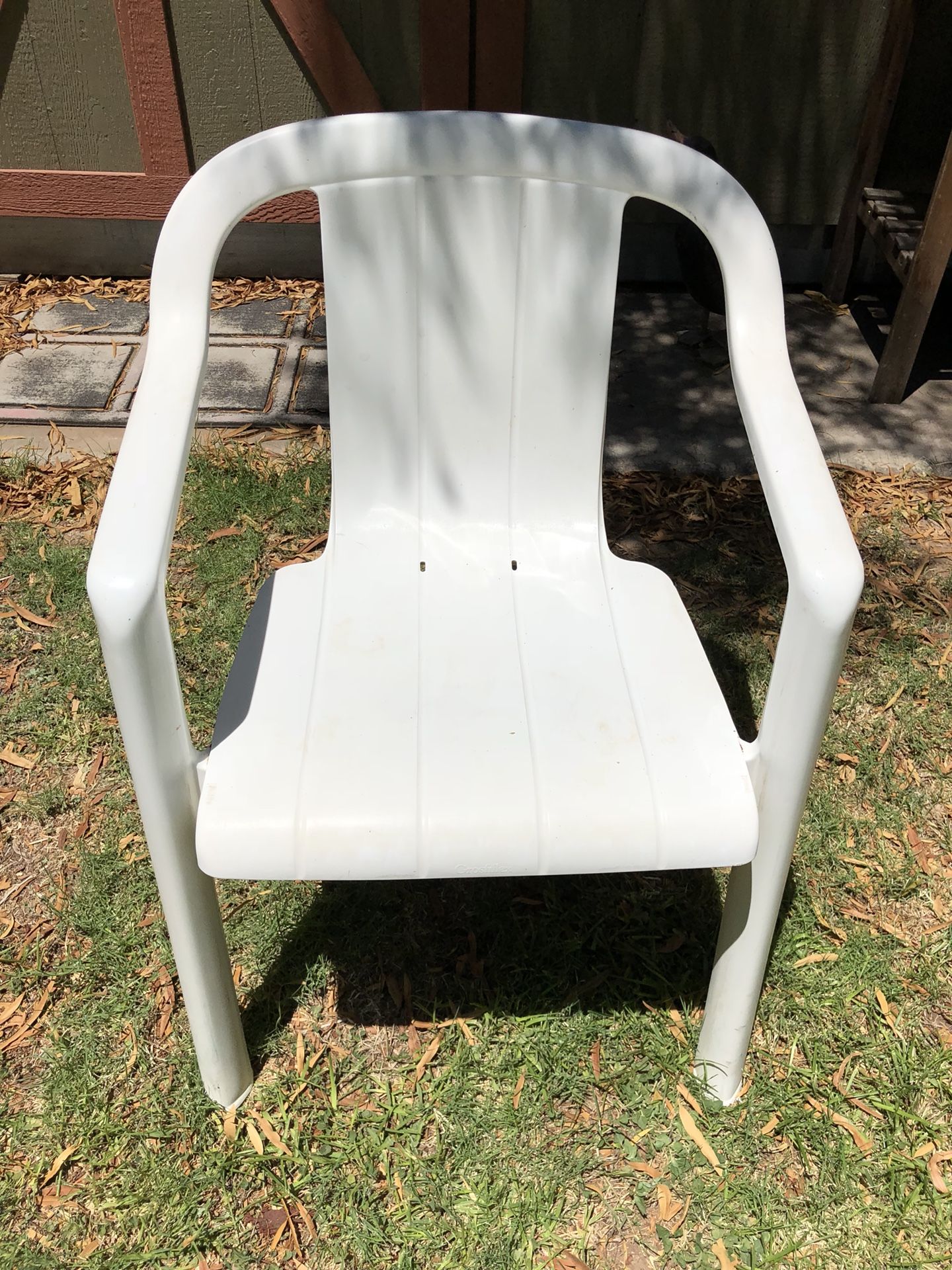 Plastic outdoor stacking chairs 6 total