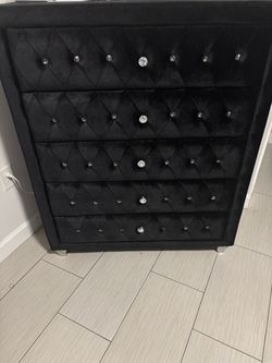 Velvet and crystal Chest