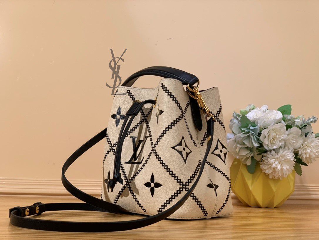 Louis Vuitton NéoNoé BB M46023 White Bag 20x20x13cm for Sale in Brooklyn,  NY - OfferUp