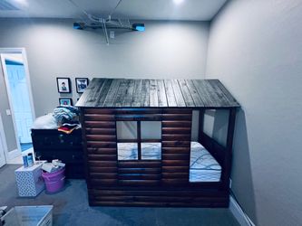 Twin cabin trundle bed with like new mattress’
