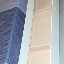 Beautiful White Twin Bed Set w/ Storage + Mattress – 
Beautiful white twin bed set with headboard and built-in shelf for extra storage.
Includes 2 ind