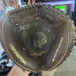 Easton EX211 Competitors Series Baseball Catchers Mitt Glove righty Right Handed Thrower  Oil injected leather in near perfect condition for a catcher