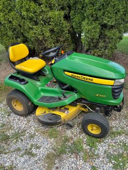 JOHN DEERE X300 RIDING LAWN MOWER – 42” DECK