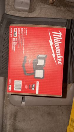 Milwaukee M18 18-Volt Lithium-Ion Cordless 4500 Lumens ROVER Dual Power Triple-Panel Flood & Area Light (Tool-Only)