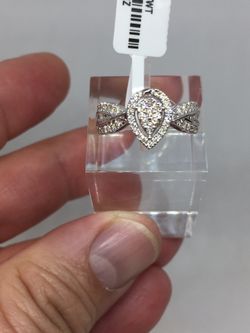 10 K W Diamond Ladies pear shape Ring