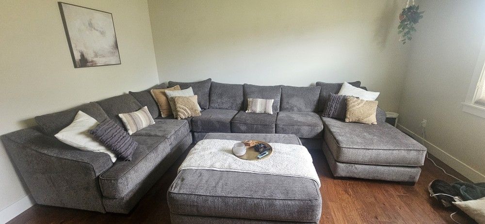 495 Stanton Ottoman And 329 3piece Stanton Sectional 39h X 163w X 103d Must Pick It Up Will Not Deliver