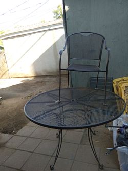 Table/chairs