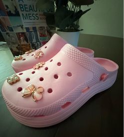 Women’s size 9 pink croc dupe