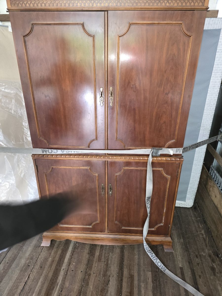 Dresser/ Tv Stand