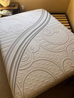 Like New Queen Size Serta luxury mattress