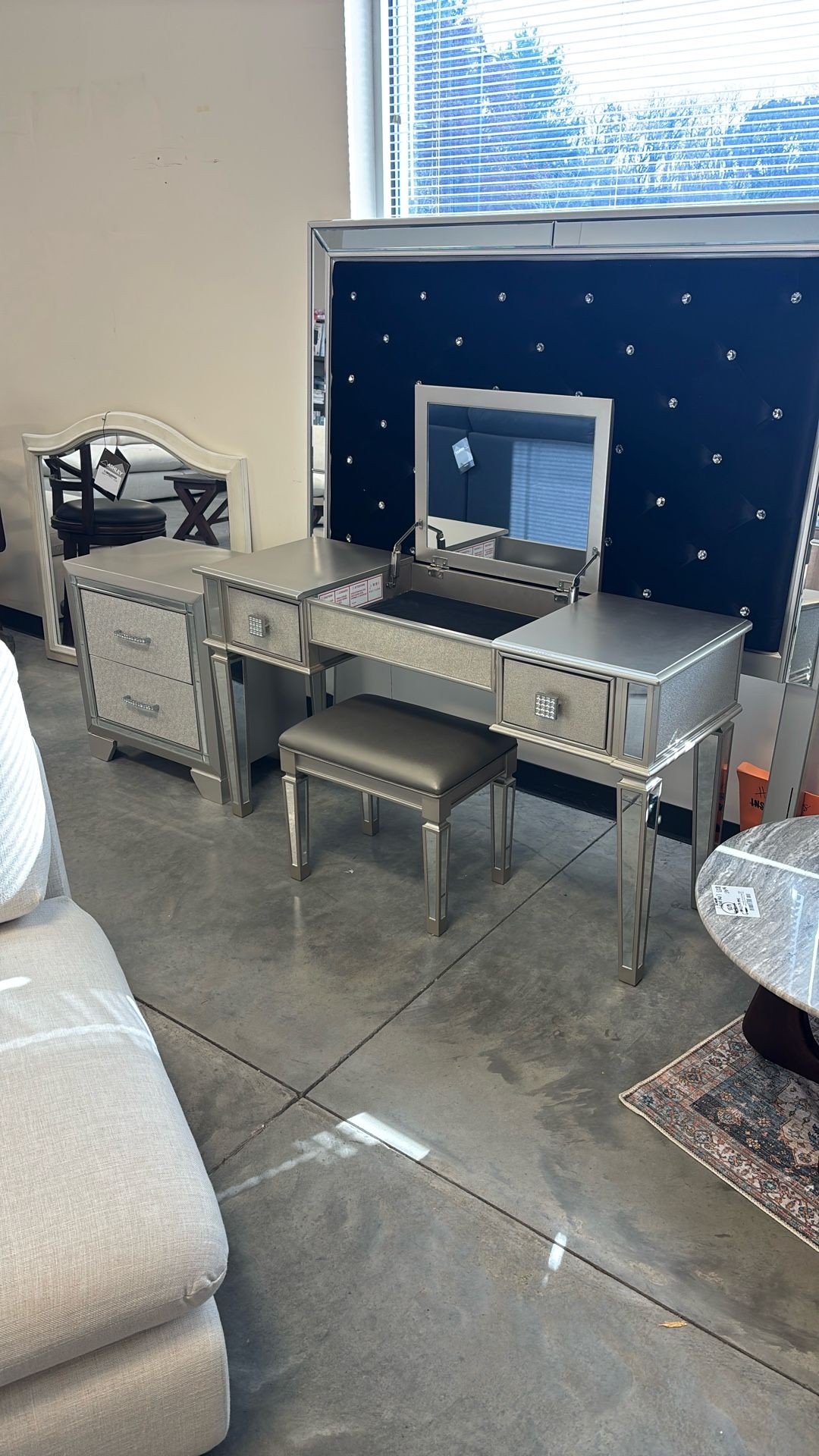 LONNIX VANITY W STOOL AND SIDE TABLE 