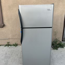 3 MONTHS WARRANTY 30x30x66 FRIGIDAIRE REFRIGERATOR SILVER 18cuft