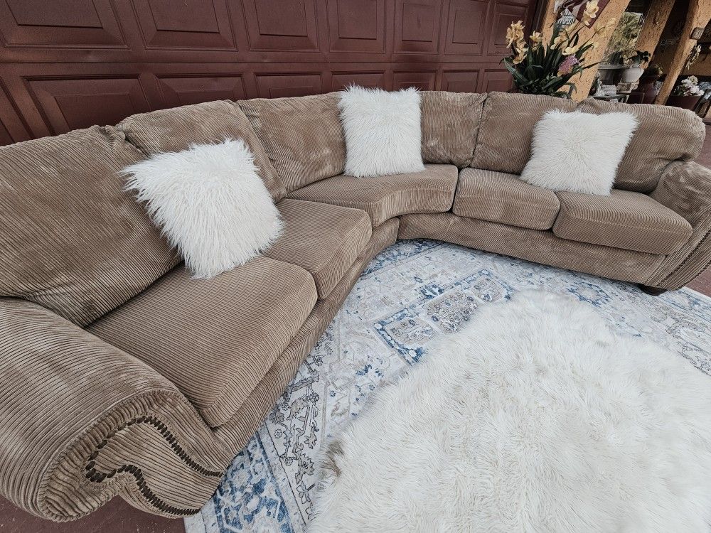Beautiful Round Corduroy Cream Color Like New Furniture Totally Deep Clean Good Condition No Stains No Smell