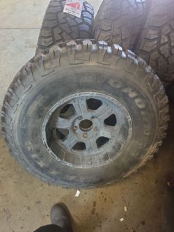 35x12.50 r17 tire