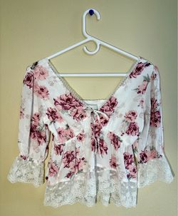 Hollister Women’s Pink Floral Crop Top with White Lace Trim — XS