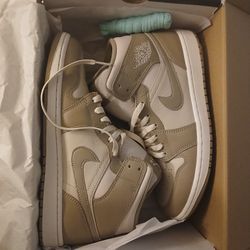 Jordan 1 Mid