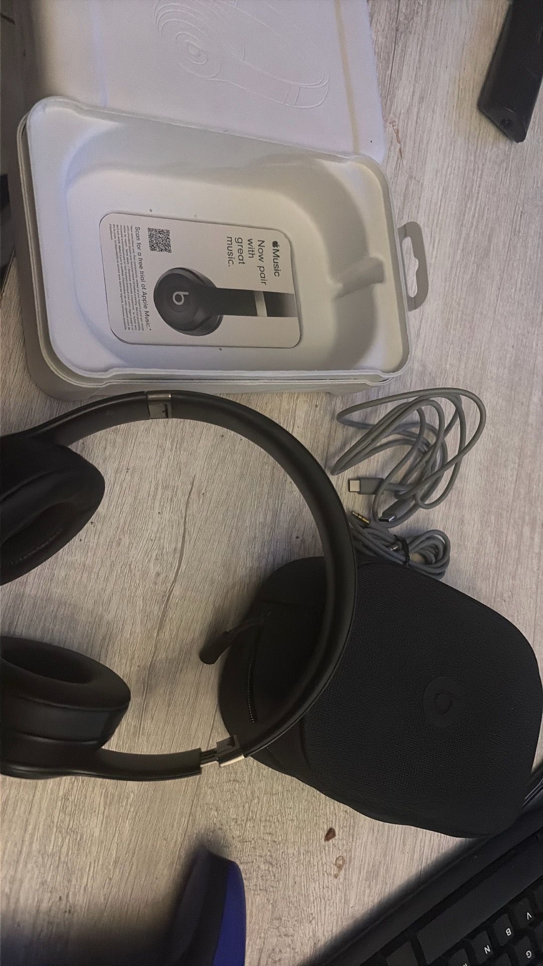 Black beats solo 4s