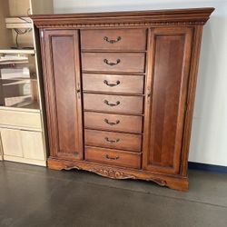 Armoire / Dresser