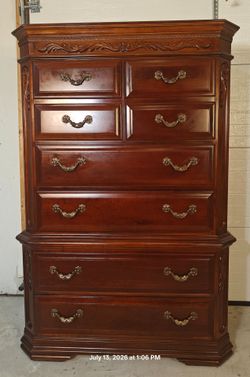 Solid wood tallboy chest dresser with 8 drawers in good condition all drawers working, dovetail drawers,driveway pickup.
L44"*W20"*H65"