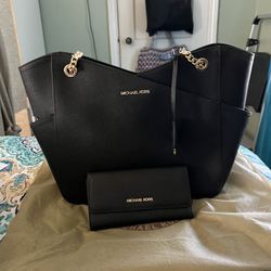 MK PURSE BRAND NEW