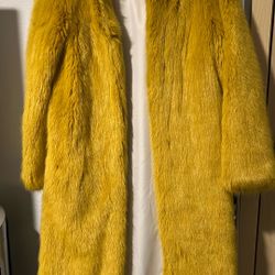 Yellow fur Coat 🧥 