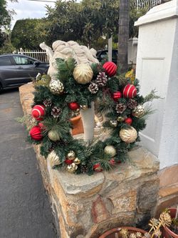 Christmas Wreath with Red and Gold Ornaments