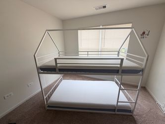 Twin bunk beds