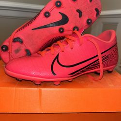 Womens sz 8.5 soccer cleats 