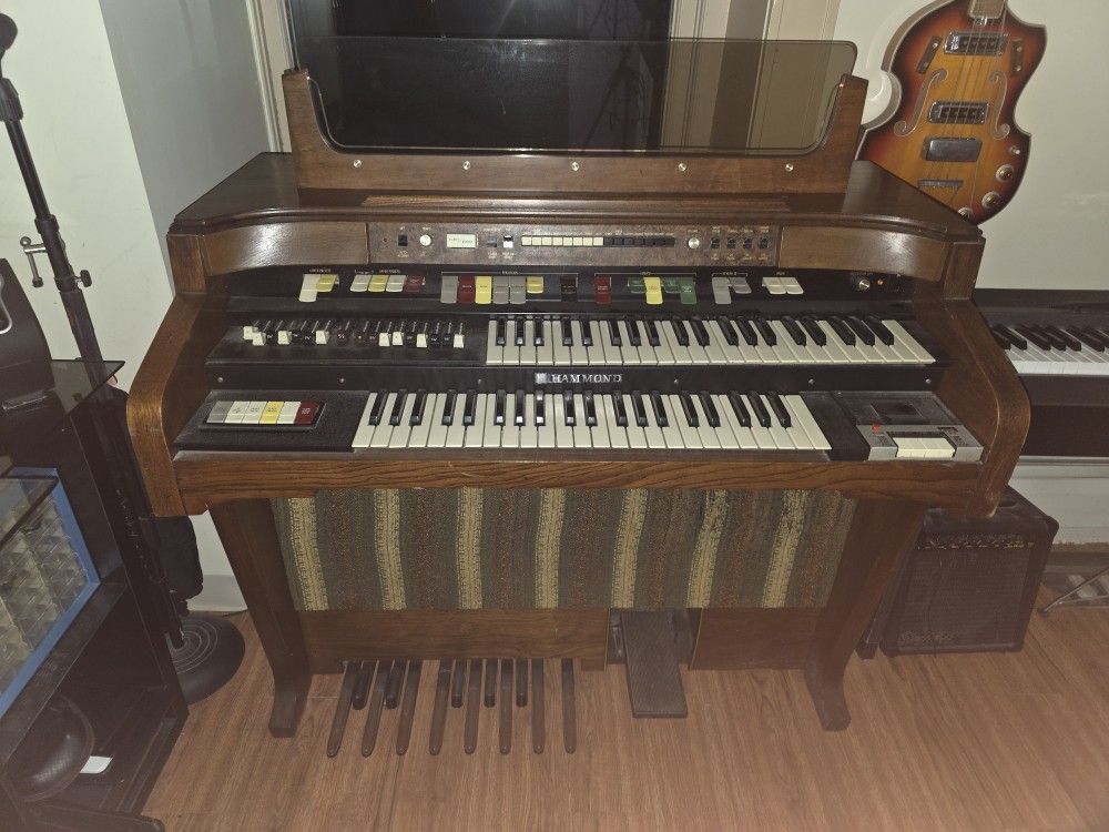Hammond T524C ORGAN