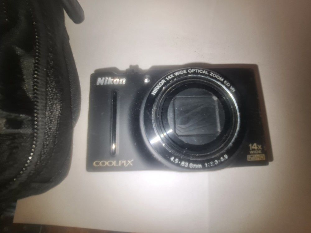 Nikon Coolpix S8200 Digital Camera compact