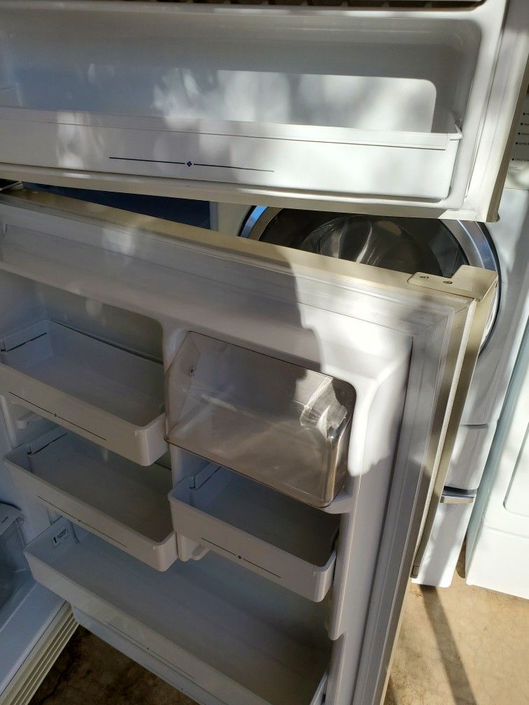 Amana Refrigerator Nice And Clean