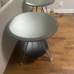 Nice 2 End Tables ( Excellent 