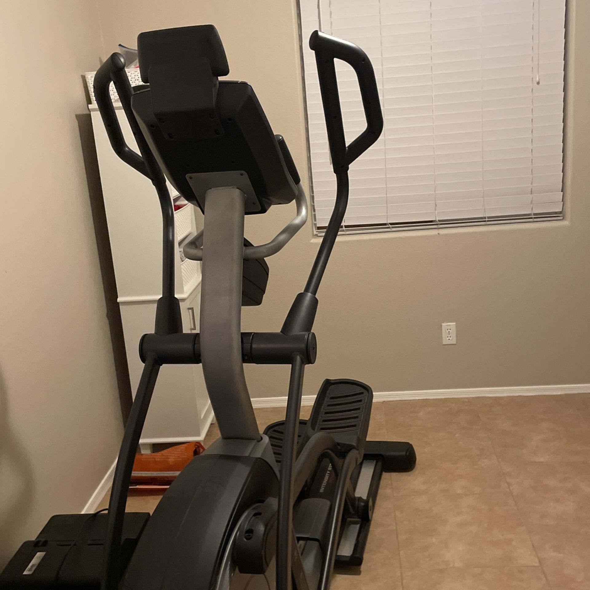 Pro-form intensity stride power ramp trainer 7.0 iFit elliptical