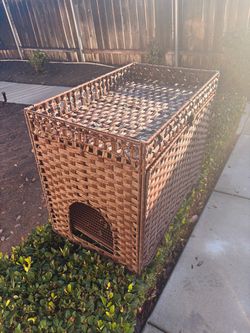 Cat litter box enclosure