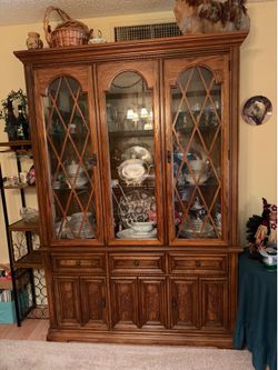 Vintage Traditional Oak China Cabinet Hutch Dining Room Furniture