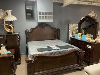 Elegant 5-Piece Traditional Bedroom Set King Bed, Dresser, Mirror
